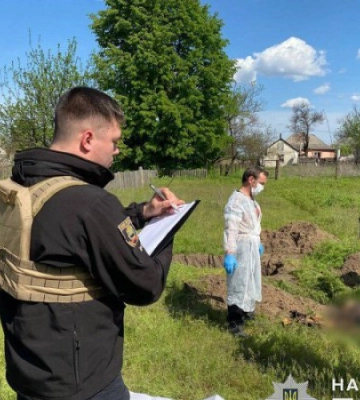 На Донеччині поліцейські виявили нові поховання вбитих окупантами цивільних та військових
