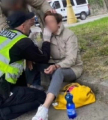 В Ужгороді знепритомніла жінка: патрульні надали домедичну допомогу