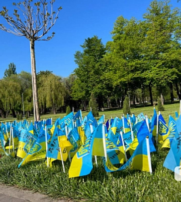 Прапорці з імпровізованого меморіалу загиблим криворіжцям повернули на місце