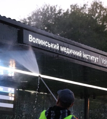 Приводять до ладу після зими: у Луцьку «полірують» зупинки
