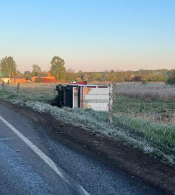 На Волині вантажівка злетіла у кювет: водій у лікарні