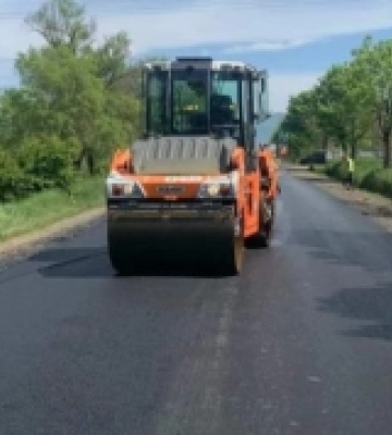 У Закарпатській області відновлюють покриття доріг місцевого значення одразу на кількох напрямках