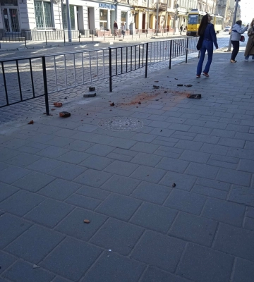 У Львові на Городоцькій з даху будинку падає цегла, - ФОТО