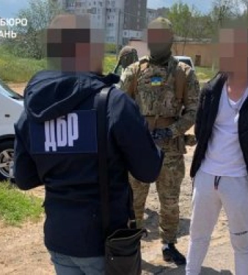 ДБР викрили правоохоронців Одещини, які переправляли чоловіків за кордон