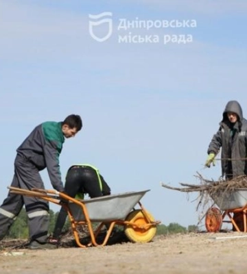 У Дніпрі прибирають Мануйлівський та Придніпровський пляжі від намитого сміття внаслідок підняття рівня води