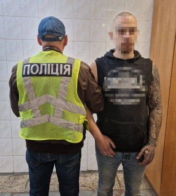 В Києві чоловік побив та пограбував перехожого