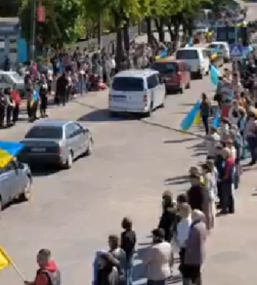 Загинув на Харківщині: на Волині навколішки, з прапорами та з квітами зустріли Героя Сергія Багнюка