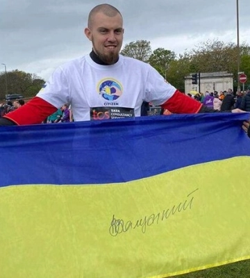 Вінничанин розігрує прапор із підписом Залужного