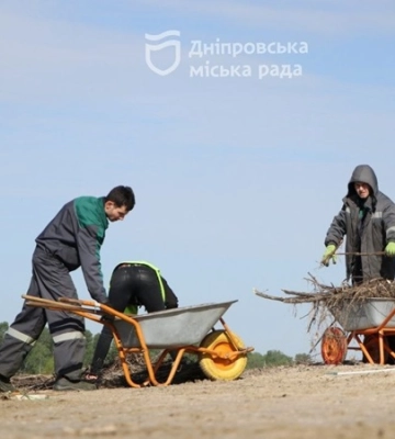 У Дніпрі прибирають Мануйлівський та Придніпровський пляжі від намитого сміття внаслідок підняття рівня води