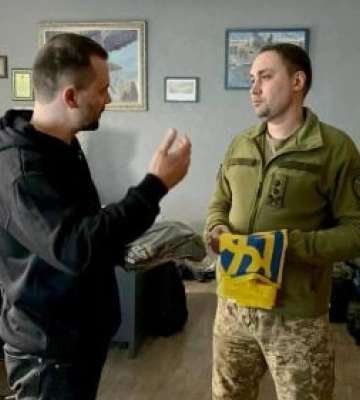 Буданову передали флаг Украины, за кражу которого россиянин &quot;відгріб по мордяці&quot;: фото, видео