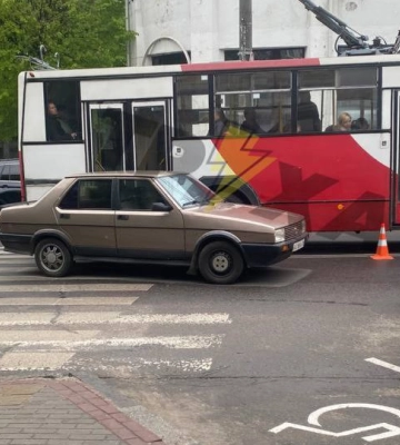 У Луцьку біля ЦУМу легковик врізався у тролейбус: рух ускладнено