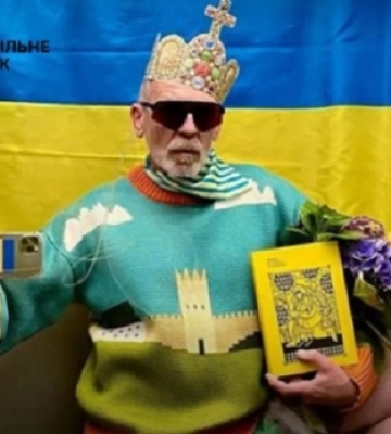 Ліфтолук: модний блогер засвітився у кофтині з Луцьким замком 