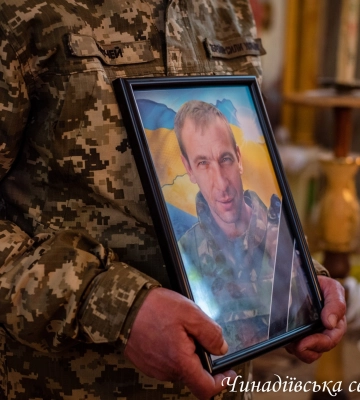 Чинадіївська громада попрощалася із полеглим у війні Віктором Іньшиним (ФОТО, ВІДЕО)