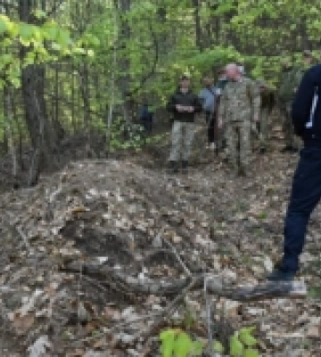 В Ужгороді прикордонники провели брифінг щодо мертвої ведмедиці