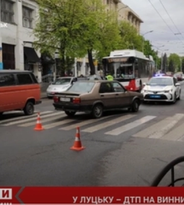 У центрі Луцька на переході збили жінку, її госпіталізували