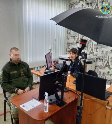 У підрозділі ДМС бойовий медик оформив документи для виїзду за кордон позачергово