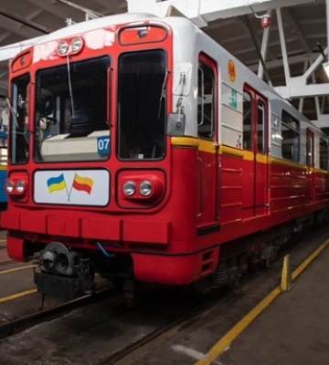В Киев прибыла первая партия вагонов метро из Варшавы
