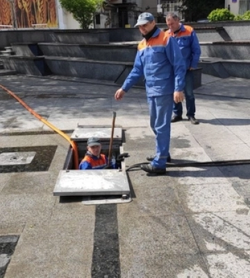 Як миють фонтани у Луцьку і чи можна у них купатися