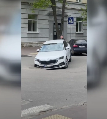 За останні два тижні у яму-пастку в центрі Полтави потрапили 3 автівки