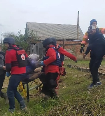 У Вовчанську через обстріл зруйновано будинок: з-під завалів дістали жінку