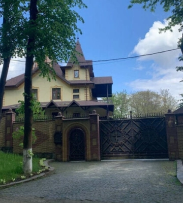 Резиденция митрополита Онуфрия в Черновцах: что интересного увидели журналисты 