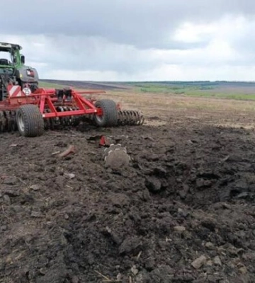 Під Харковом тракторист двічі підривався на мінах та вижив
