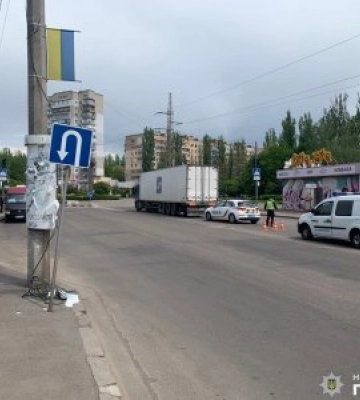 Слідчі встановлюють обставини автопригоди у Миколаєві, у якій травмувалась жінка- пішохід
