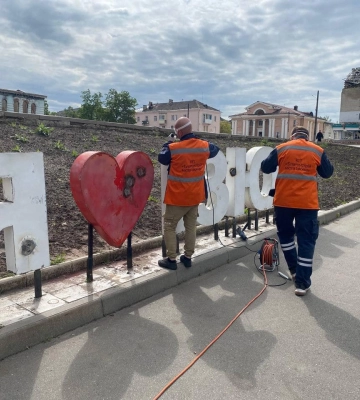 У розбитому обстрілами Ізюмі відновлюють центральний парк 