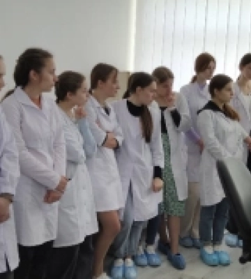 Студентам Рівненської медакадемії розповіли про роботу лабораторії з контролю якості лікарських засобів