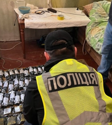 Перепродавали тактичні аптечки, призначені для ЗСУ: на Хмельниччині викрито псевдоволонтерів
