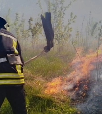 Під Луцьком чоловік болгаркою підпалив траву 