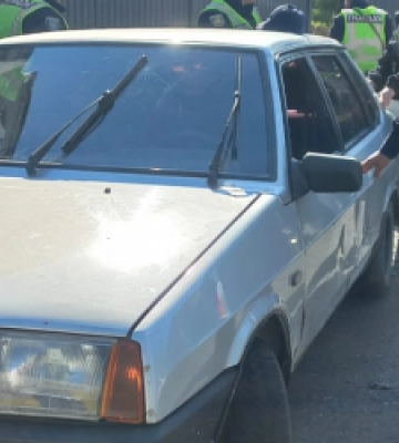 На Львівщині 29-річний чоловік втікаючи на вкраденій «дев’ятці»  збив поліцейського