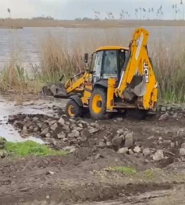 На Полтавщині чоловік бульдозером горнув сміття у водойму