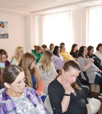 Співали колисанки та їли кашу: у Рівному напередодні Дня матері розважали вагітних (ВІДЕО)