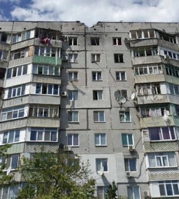 Рашисти вдарили по багатоповерхівці у Херсоні, постраждалих немає, - ОВА. ФОТО