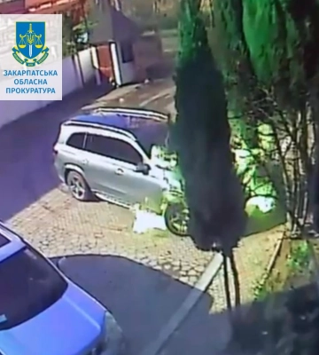 Підозрюваному у підпалі автомобіля депутата в Мукачеві змінили запобіжний захід: взяли під варту з заставою