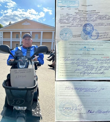 У Дубні дідусь співає для перехожих, щоб зібрати гроші на операцію