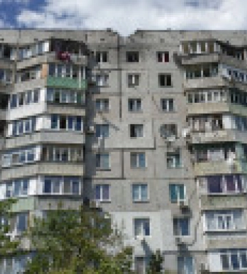 Оккупанты ударили по многоэтажке в Херсоне