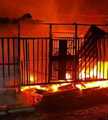 Вночі на Полтавщині рятувальники гасили палаючу споруду