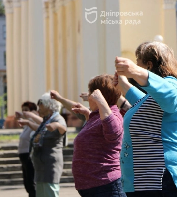 У Дніпрі для учасників УТВ оздоровчу гімнастику почали проводити на свіжому повітрі 