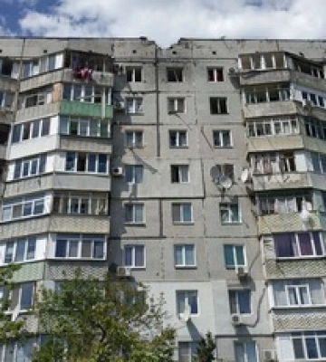 Оккупанты ударили по многоэтажке на Херсонщине: есть жертвы