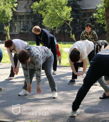 У Дніпрі для учасників УТВ оздоровчу гімнастику почали проводити на свіжому повітрі 