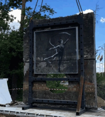 З багатоповерхівки в Ірпені, яку зносять, вирізали шматок стіни з графіті Бенксі