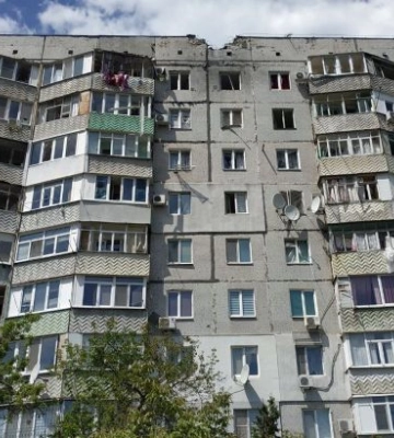 У Херсоні російські окупанти обстріляли багатоповерхівку
