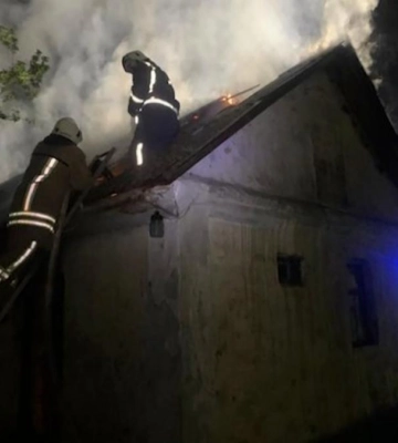 Один чоловік загинув, іншого вдалося врятувати: на Рівненщині приватний будинок охопило полум&#039;я (ВІДЕО)