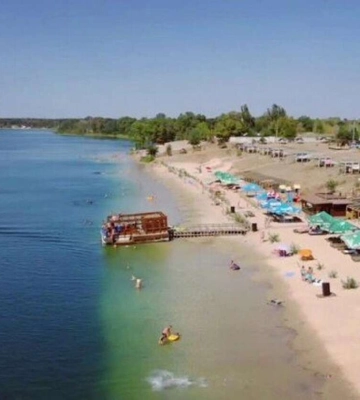 Чиста вода до 40 метрів. &quot;Блакитне озеро&quot; під Дніпром готується розпочати туристичний сезон
