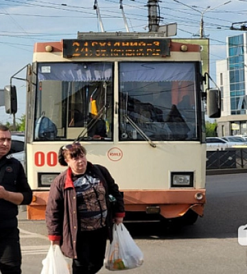 У Кривому Розі на 95 кварталі зіштовхнувся легковик і тролейбус