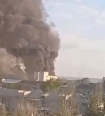 У Луганську пролунали вибухи: видно багато чорного диму. Фото та відео
