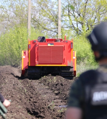 Розміновує та розпушує: полями Харківщини їздить машина від філантропа зі США