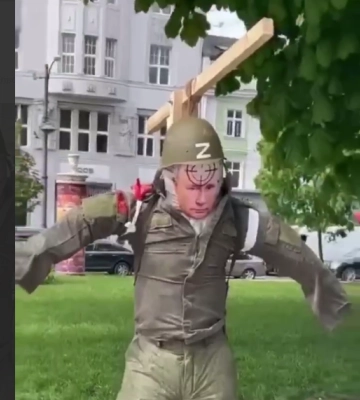 Путіна повісили в центрі Львова (відео)